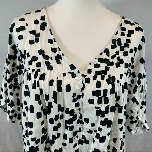 Black and white abstract print vneck pleated button front blouse top size 1X NWT - Picture 3 of 6